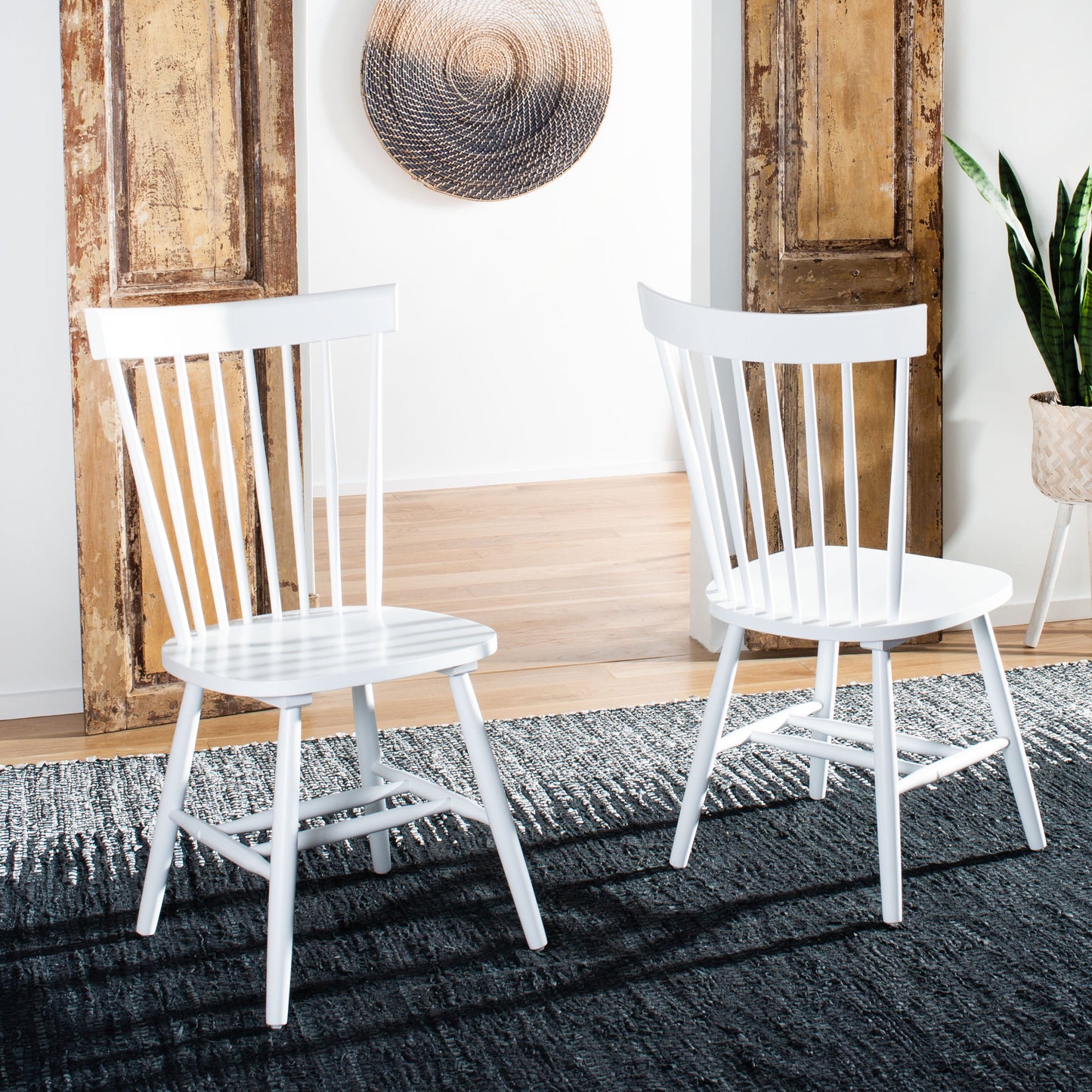 SAFAVIEH Parker Solid 17 in. H Spindle Dining Chair, White, Set of 2